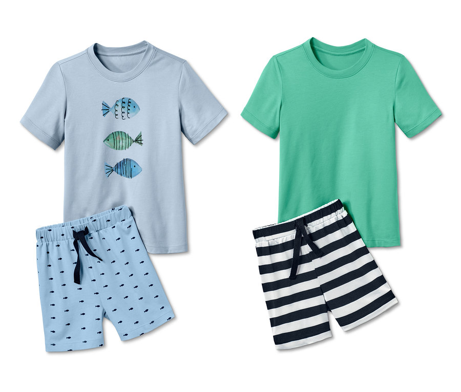 Zwei Baumwoll Shorty-Pyjamas. Ein hellblaues mit drei Fischen und Shorts mit Fischmuster, ein grünes mit gestreiften Shorts.
