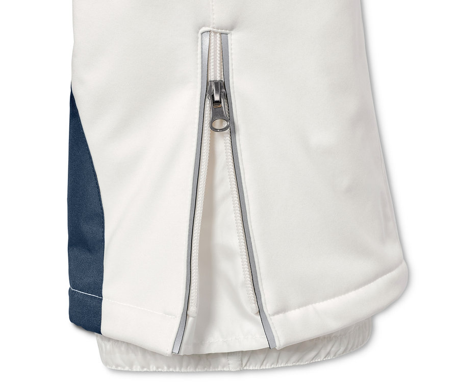 Detail einer weissen Jetskihose mit silbernem Reissverschluss am Bein.