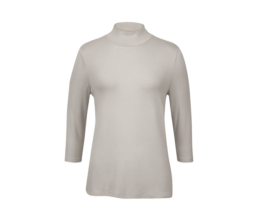 Ein beiges Feinstrick-Shirt mit Dreiviertelärmeln und Rollkragen.