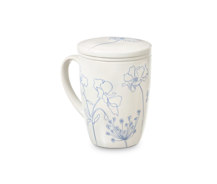 Eine Teetasse mit Sieb und Deckel, verziert mit einem blauen Blumenmuster.