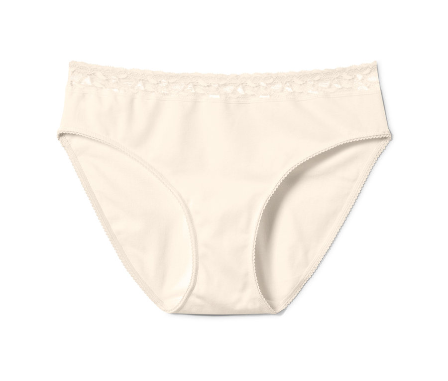 Nahaufnahme von 2 cremefarbenen Slips mit Spitzenbesatz.