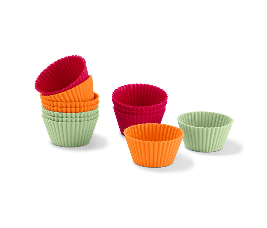 Ein Set aus 12 Muffinförmchen in den Farben Grün, Orange und Pink.