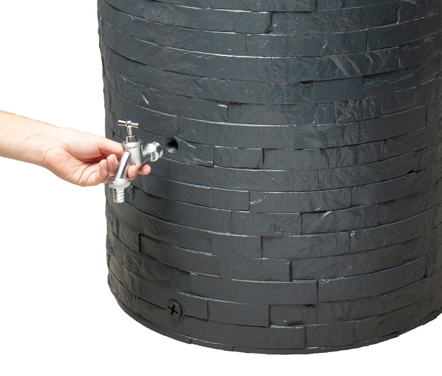 Mann öffnet Wasserhahn am Garantia Regentonne-Komplett-Set »Muro«.