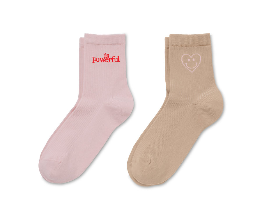 Zwei Paar Statement-Socken, ein Paar rosa mit Aufschrift, ein Paar beige mit Herz.
