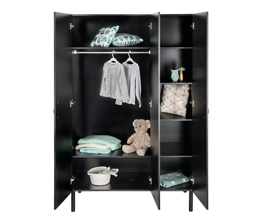 Offener schwarzer dreitüriger Schardt Schrank »Melody« mit Kleidung, Spielzeug und Accessoires.