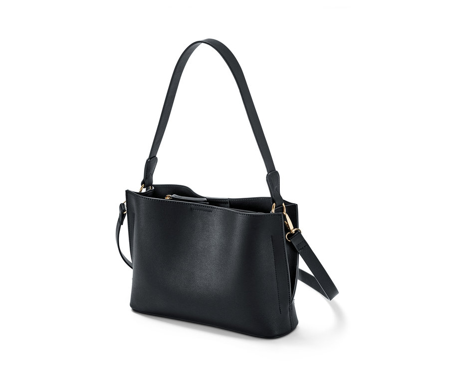 Schwarze Umhängetasche mit langem Riemen.