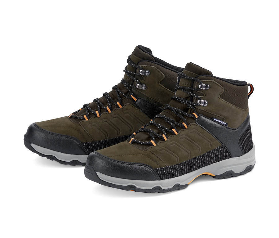 Zwei Trekking-Schuhe auf weißem Hintergrund.