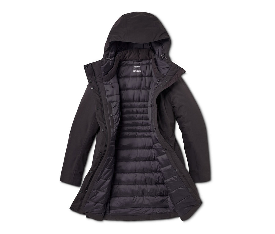 Offener schwarzer Thermomantel mit Kapuze.