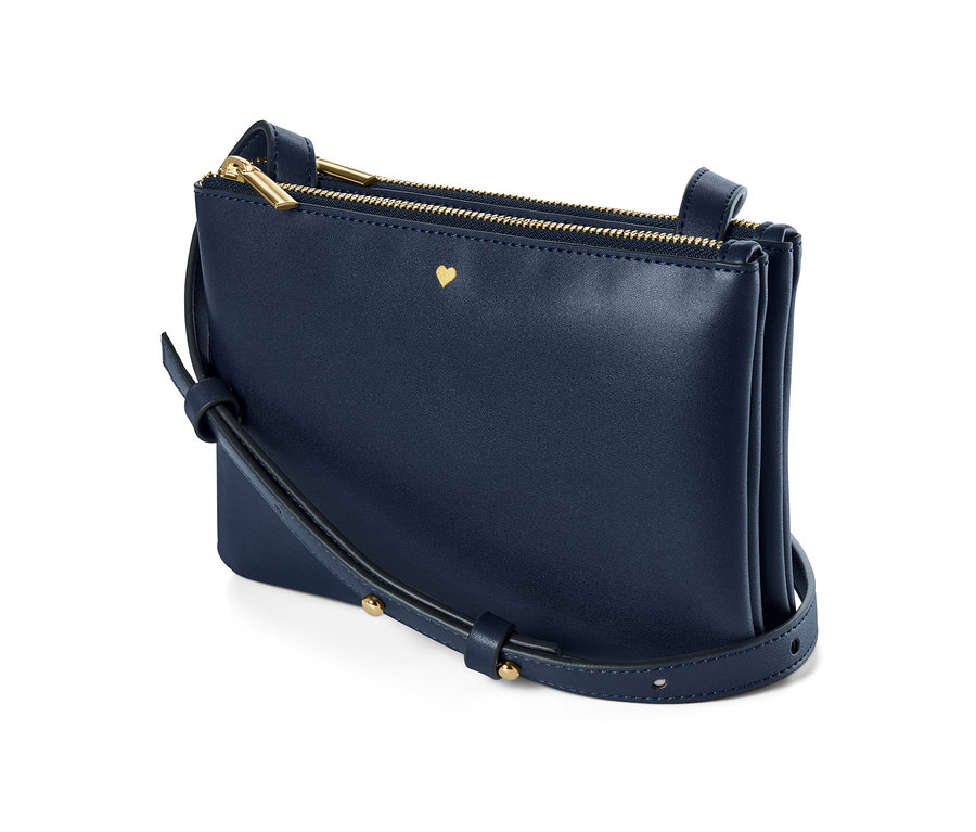Detailaufnahme einer kleinen marineblauen Umhängetasche mit goldenem Reißverschluss und kleinem goldenen Herz.