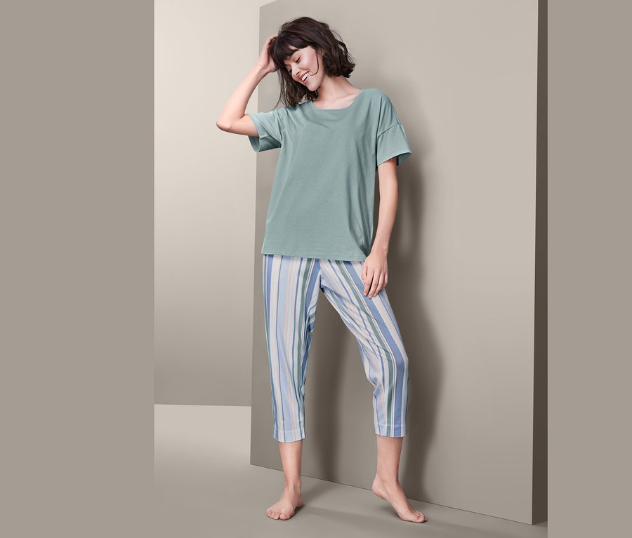 Frau trägt einen 7/8-Pyjama.