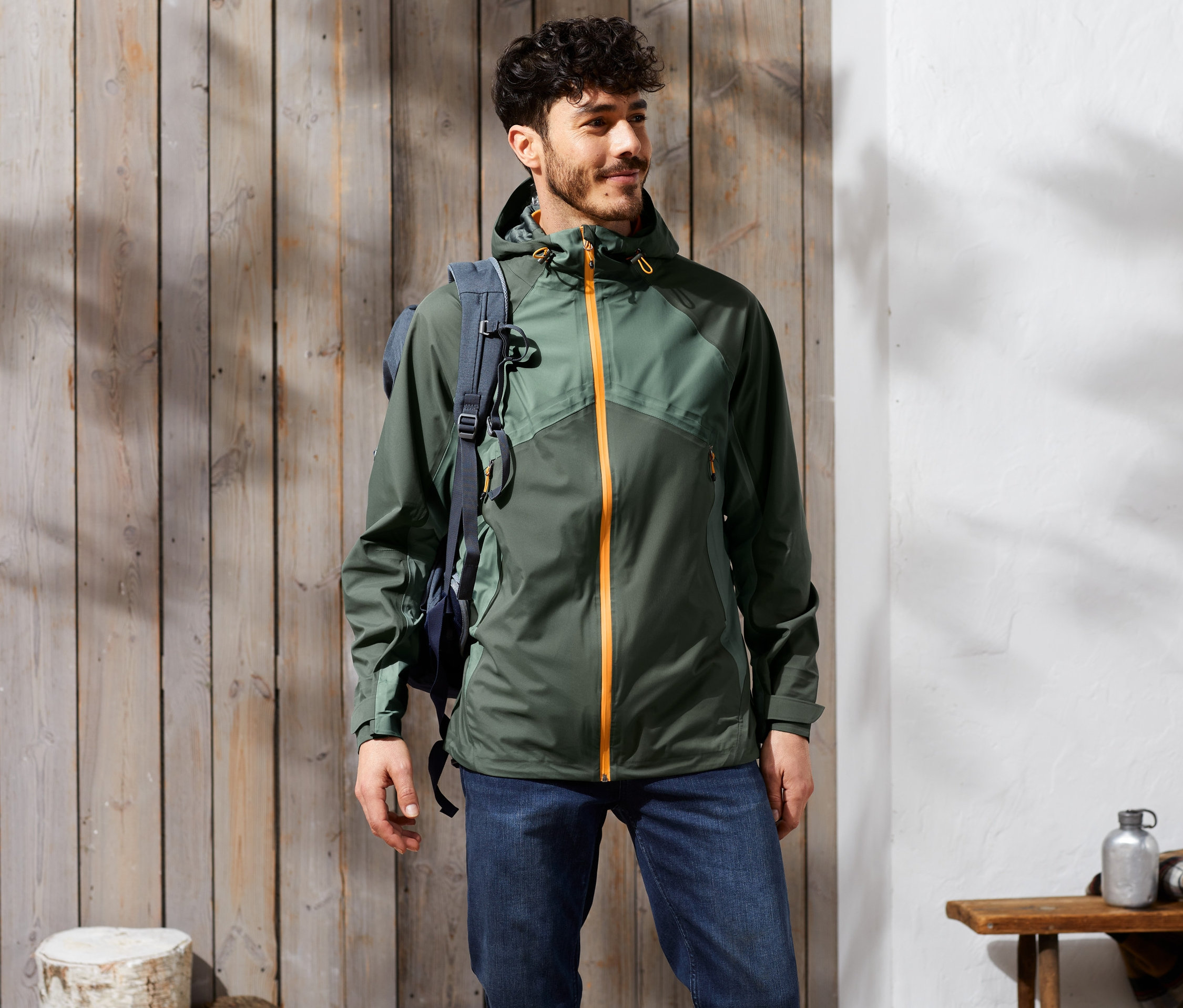 Mann mit Rucksack trägt eine Outdoorjacke.