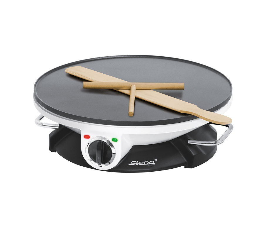 Auf dem Steba-Crêpes-Maker »CR 32« liegen ein Holzspatel und ein Teigroller.