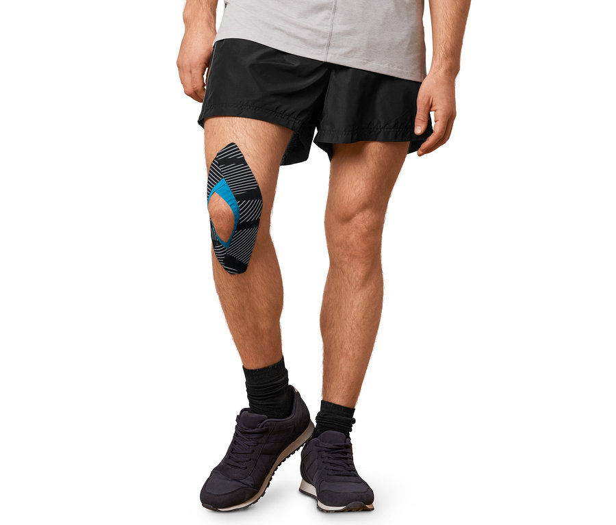 Mann hat Kinesiologie-Tape, 2er-Set auf seinem Knie.