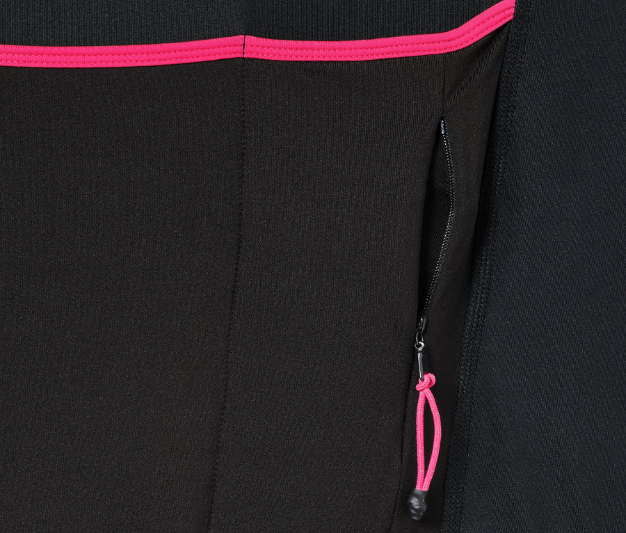 Detailaufnahme eines Thermo-Radtrikots mit Tasche und pinkfarbenem Saum.