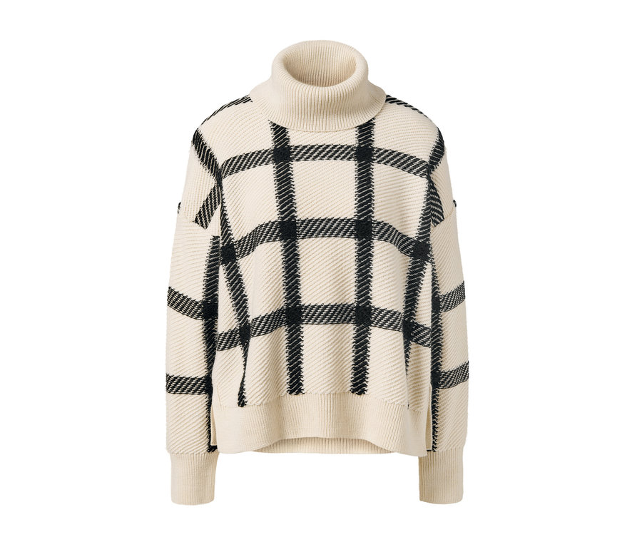 Ein cremefarbener Strickpullover mit schwarzem Karomuster und Rollkragen.