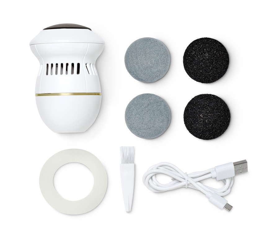 Weißer Hornhautentferner mit Saugfunktion, zwei graue und zwei schwarze Schleifscheiben, Reinigungsbürste, USB-Kabel und Distanzring.