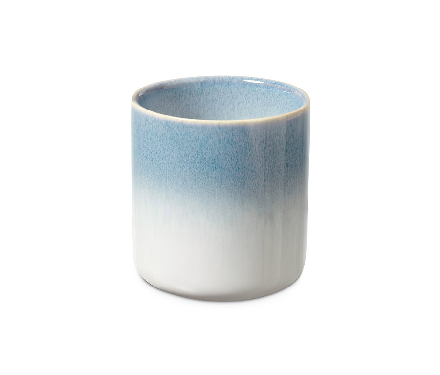 Ein hellblau-weisser Kaffeebecher.