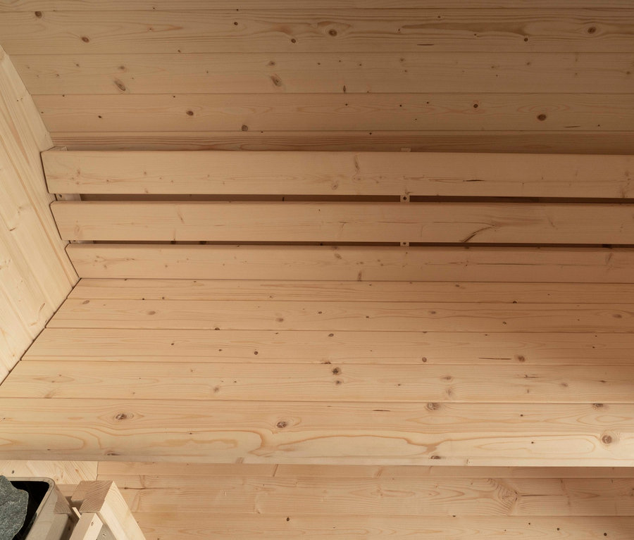 Innenansicht einer Sauna mit Holzverkleidung und Bänken der Home-Deluxe-Outdoor-Fasssauna »LAHTI L«.