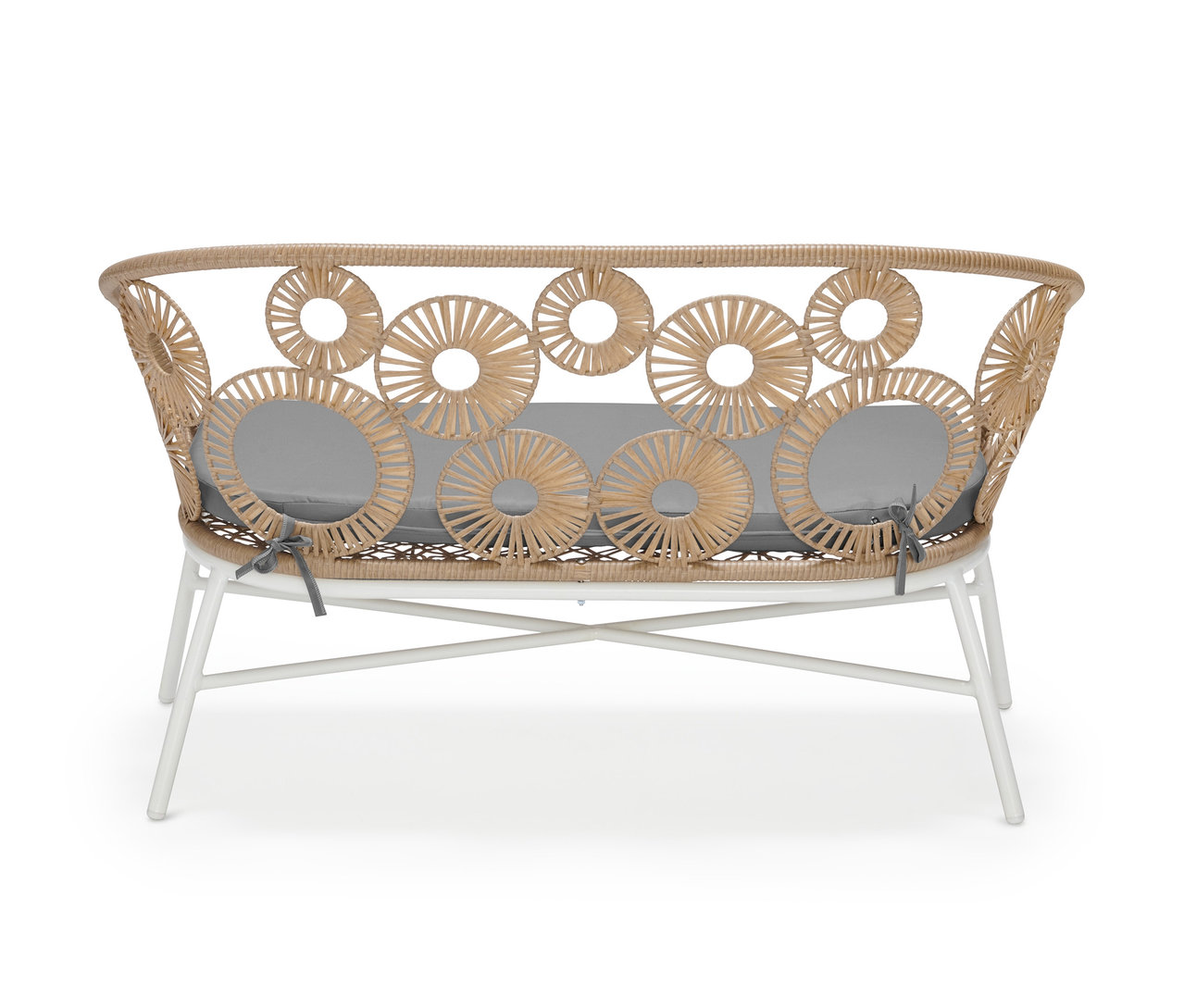 Nahaufnahme einer Bank mit Blumenmuster, die einen beigen Rahmen und graue Kissen hat.