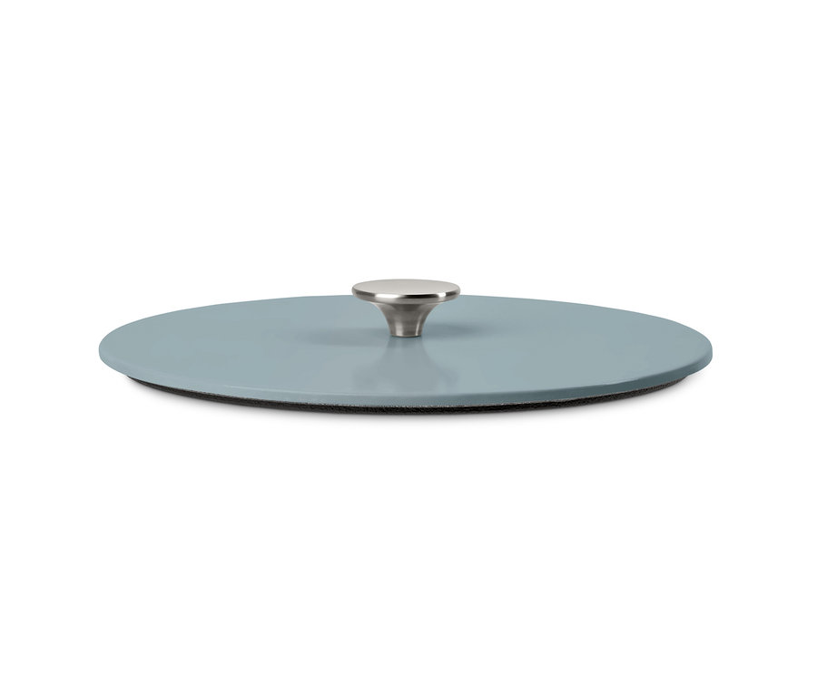 Blauer Gusseisen-Bräter mit Deckel.