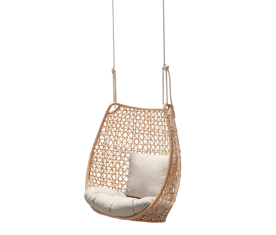 Ein Hängesessel »Boho« mit einem beigen Sitzkissen und einem Kissen.