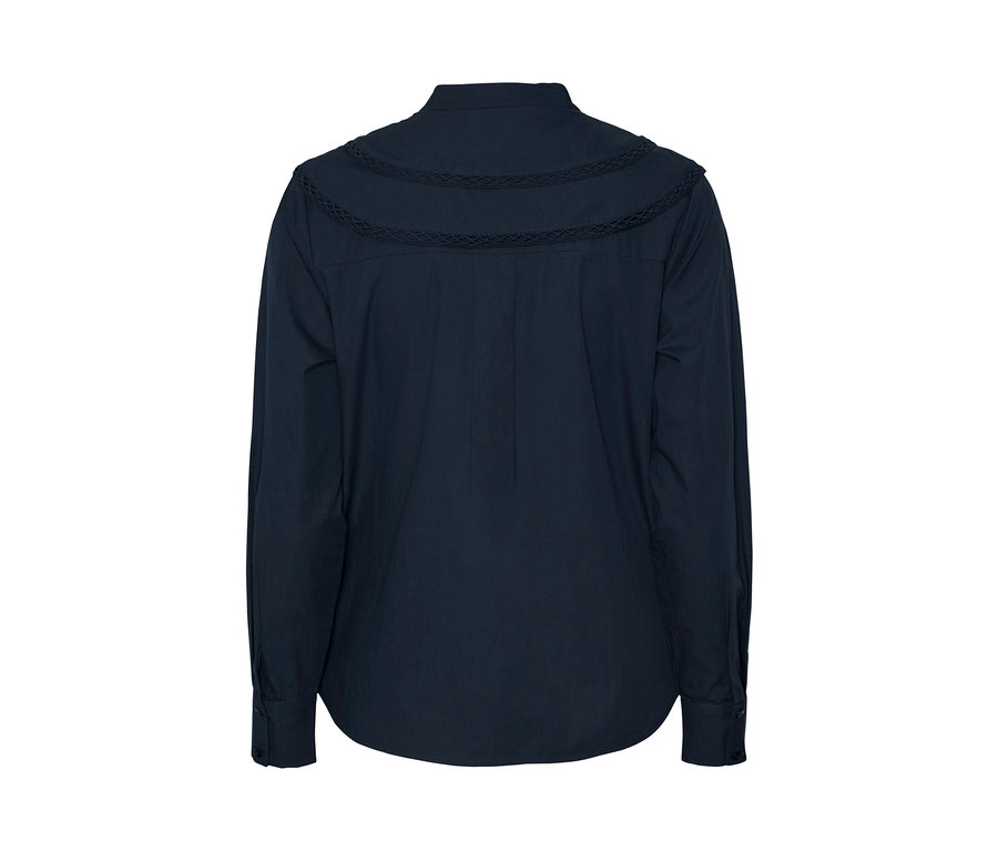 Detailansicht einer Hemdbluse mit Volantkragen.