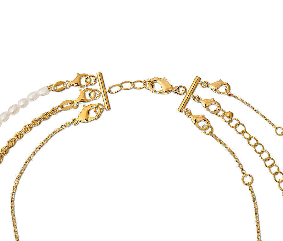 Nahaufnahme von goldenen Halsketten mit Zierclips und 2 Kettenverschlüssen für Layering.