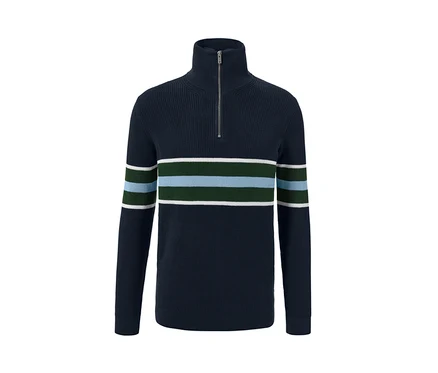 Ein marineblauer Troyer-Pullover mit Streifen auf der Brust.
