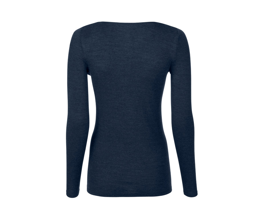 Dunkelblaues Langarmshirt.