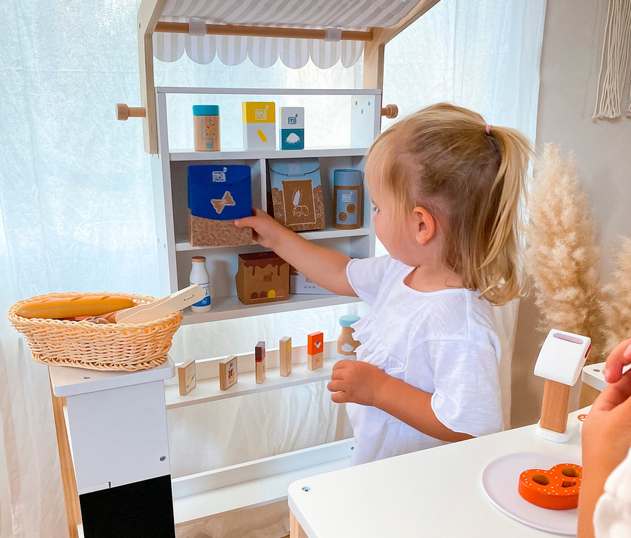 Mädchen spielt mit small foot Kaufladen kompakt »fresh«.