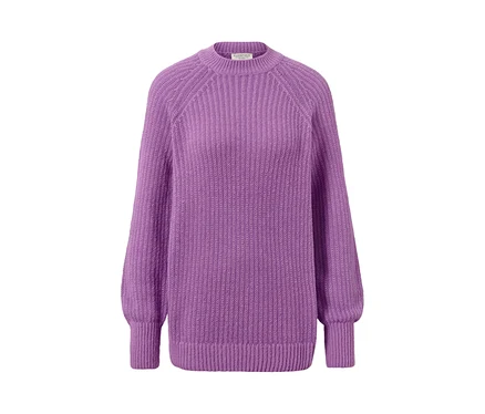 Fliederfarbener Strickpullover.