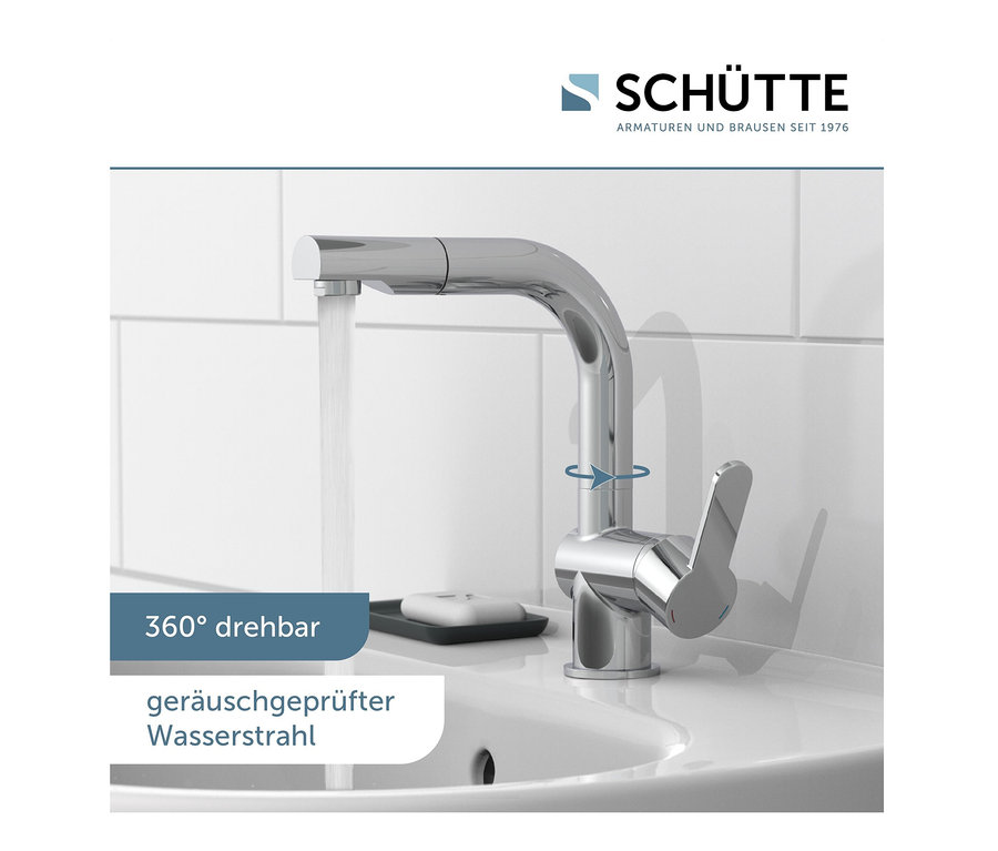 Fließendes Wasser aus der verchromten SCHÜTTE Waschtischarmatur »London« im Badezimmer.