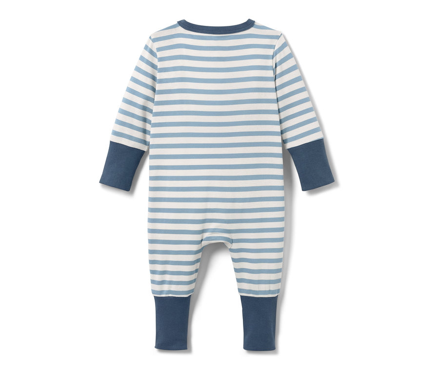 Gestreifter Baby-Pyjama mit langen Ärmeln.