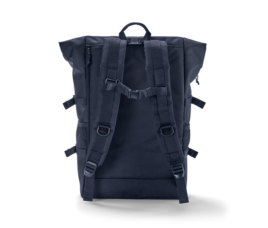 Schwarzer Outdoor-Rucksack von hinten.