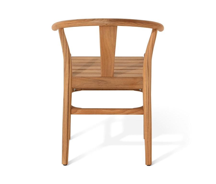 Detailansicht der Rückseite eines Teak-Design-Dining-Stuhls.