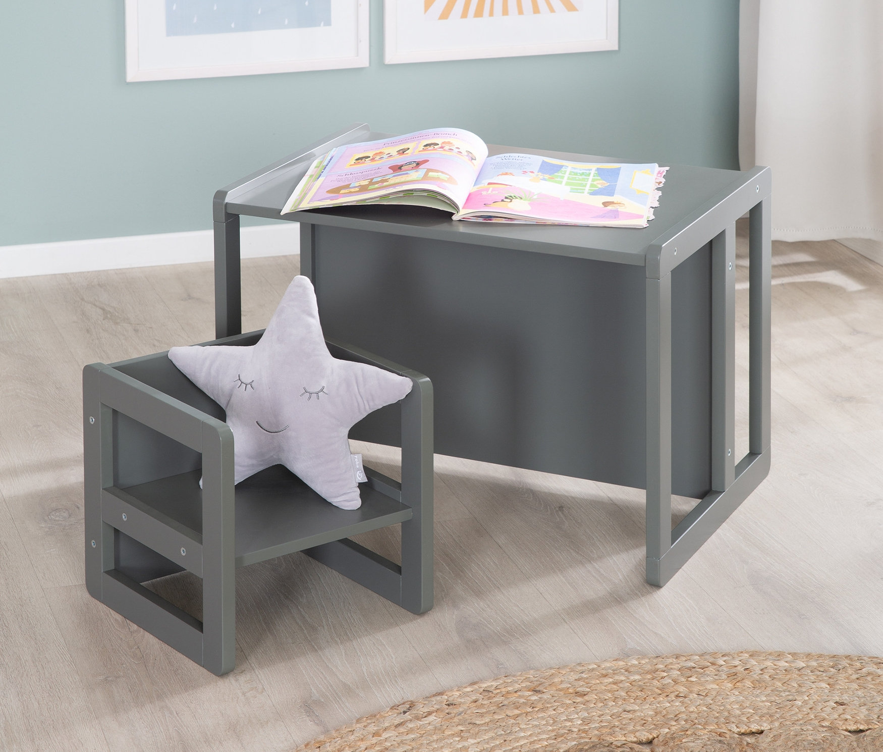 Anthrazitfarbene roba 3-in-1-Kindersitzgruppe mit Tisch und Hocker mit sternförmigem Kissen.
