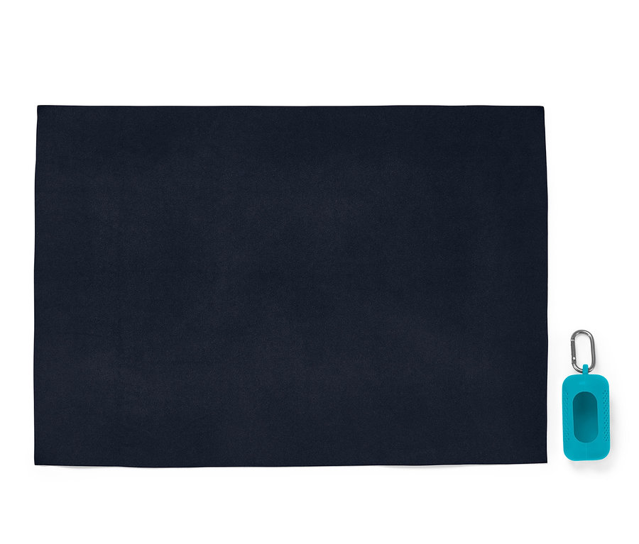 Ein marineblaues Hunde-Handtuch und eine blaue Reißverschlusstasche mit Karabiner liegen auf einem weißen Hintergrund.