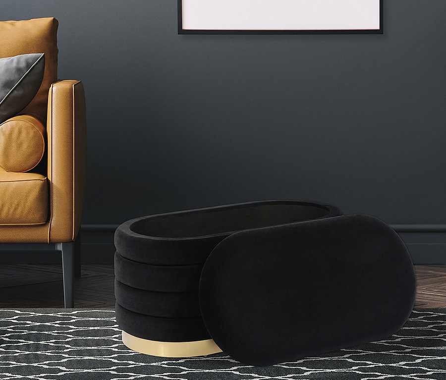 Ein braunes Ledersofa mit einer braunen Decke und Kissen steht neben einem schwarzen Hocker und einem Couchtisch mit einem Buch. Auf dem Sofa liegt eine Kayoom Sitzbank »Adina«.