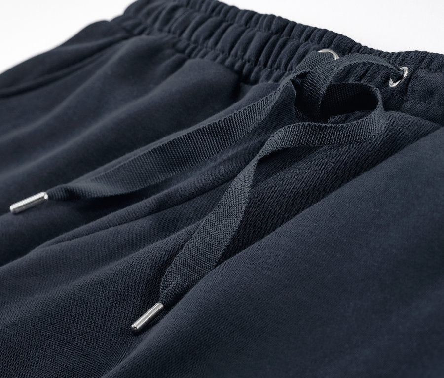 Detailaufnahme eines dunkelblauen Hausanzugs mit Kordelzug.