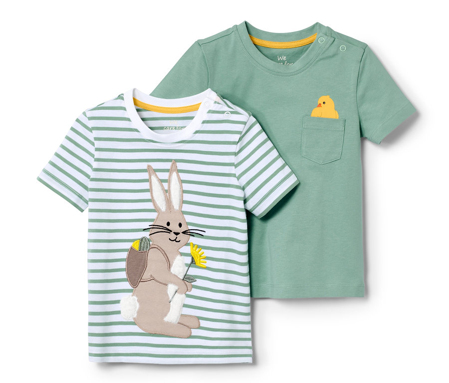 Zwei Kleinkinder-T-Shirts: eines mit einem Hasen, das andere mit einem gelben Küken in der Tasche.