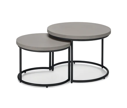 Zwei Couchtische mit Beton-Tischplatten und schwarzen Metallbeinen, wobei ein Tisch unter den anderen geschoben ist.