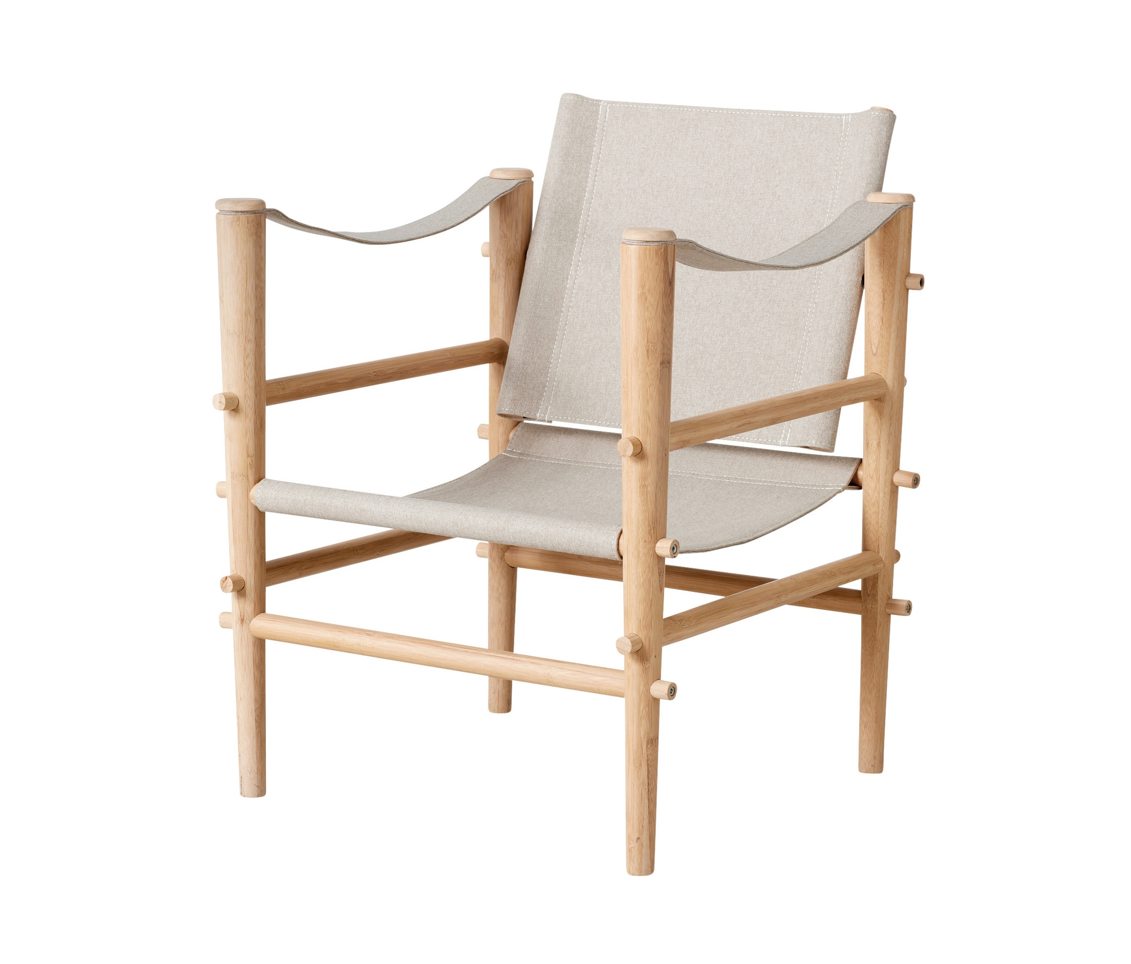 Beiger Stoff Loungesessel mit Holzrahmen.