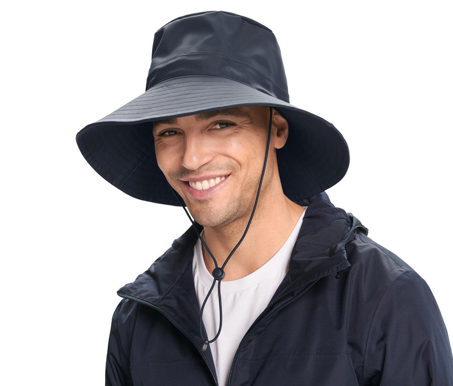 Ein lächelnder Mann trägt einen blauen Unisex-Regenhut.