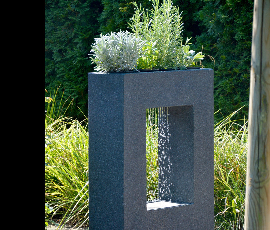 Ein Dobar Gartenbrunnen mit Pflanzen-Option und fließendem Wasser.