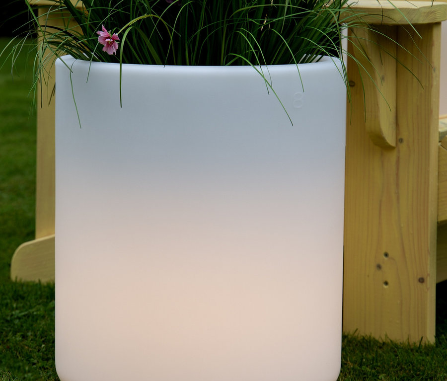 Ein gelber Gartenstuhl steht hinter einer weißen 8 seasons design LED-Leuchte mit Blumen.