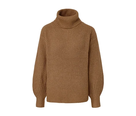 Brauner Grobstrickpullover mit Rollkragen.