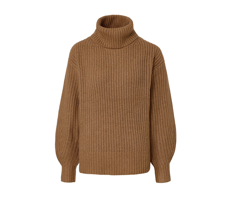 Brauner Grobstrickpullover mit Rollkragen.