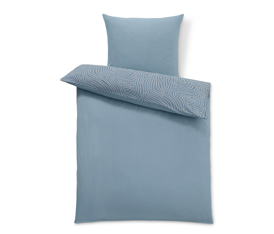 Hellblaue Winterjersey-Bettwäsche: Kissen mit weißem Muster liegt auf der Decke, Kissen oben.