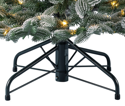 Nahaufnahme des Ständers und des unteren Teils einer Evergreen LED-Tanne "Nobilis", 150 cm.