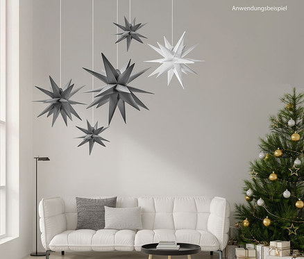 Wohnzimmer mit weißem Sofa, Weihnachtsbaum und fünf hängenden 27 cm AMARE LED-Sternen.